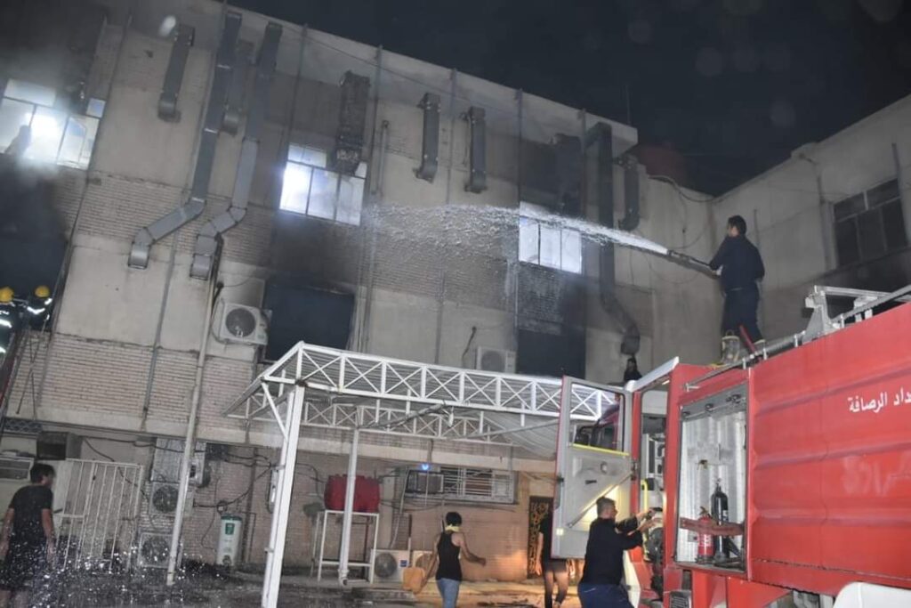 الدفاع المدني تعلن إنقاذ 90 مريضاً ومرافقاً من حادث الحريق في أبن الخطيب