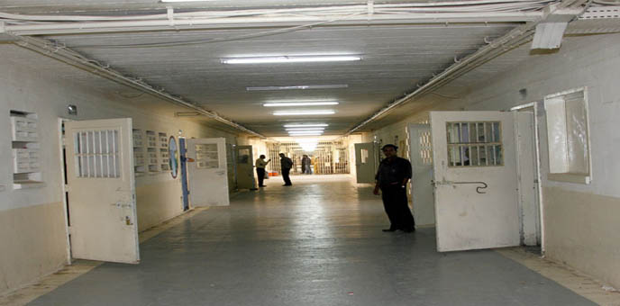 الكويت: انتشار فايروس كورونا (كوفيد-19) في السجون وإصابة المئات من السجناء به<br><br> <br><br><br><br> <br><br>أكدت تقارير موثوقة استلمها مركز الخليج لحقوق الإنسان، من أن فايروس كورونا (كوفيد-19) ينتشر في السجون الكويتية بين النزلاء، وبينهم عدداً من سجناء الرأي، حيث يرافق ذلك انعدام الرعاية الطبية المناسبة. بالرغم من ذلك فأن السلطات المختصة ترفض اتخاذ القرارت الحاسمة التي تحفظ صحة جميع السجناء.<br><br> <br><br>أن قطاع السجون يتكون من 6 مبانٍ، منها السجن المركزي المخصص لقضايا الجنايات وأحكامها تتراوح بين 5 سنوات والاعدام، وهناك السجن العمومي للمحكومين في قضايا الجنح من 3 سنوات فأقل، وبعده سجن النساء المخصص للمحكومات في قضايا الجنايات والجنح بأشكالها المتنوعة.<br><br> <br><br>في السجن المركزي (3)، حصلت موجتان من فايروس كوفيد-19، أصيب على إثرها عدداً كبيراً من النزلاء. هناك أخبار موثوقة بأن جناحاً كاملاً في هذا السجن قد أصيب جميع نزلائه بالفايروس. أصبح السجن في ساعة إعداد هذا النداء موبوءً بالكامل.<br><br> <br><br>أكدت معلومات موثوقة ايضاً، إن جناحاً كاملاً في السجن العمومي قد أنتشر فيه الفايروس ووصلت عدد الإصابات فيه أكثر من 117 إصابة بين نزلائه.<br><br> <br><br>استلم مركز الخليج لحقوق الإنسان ايضاً معلومات مؤكدة عن الوضع في سجون أخرى، فقد انتشر فايروس كوفيد-19 في ثلاثة أجنحة تضم أكثر من 200 نزيل وذلك في السجن المركزي (1). كذلك فأن السجن المركزي (4) قد أنتشر الفايروس بين نزلائه.<br><br> <br><br>أما السجن المركزي (2)، فلا توجد تقارير عن الوضع داخله بسبب التكتم الذي تنتهجه السلطات، بالرغم من الاعتقاد السائد بوجود إصابات فيه على وجه التأكيد.<br><br> <br><br>في وقتٍ سابق من السنة الماضية أكدت وزارة الداخلية الكويتية في بيانٍ لها، انتشار الفايروس في سجن النساء وإصابة ضابطة في الشرطة النسائية به وكذلك العديد من النزيلات. أكدت تقارير حديثة وجود حالات جديدة من الإصابة بالفايروس في هذا السجن ايضاً، ولكن لم تقوم السلطات بتوفير أية إحصائيات دقيقة عن عدد هذه الحالات.<br><br> <br><br>لقد طلب النزلاء والنزيلات، الذين يتراوح عددهم عدة آلاف، من مسؤولي السجون نقلهم إلى أماكن عزل مناسبة في ردهات طبية، غير إن المسؤولين رفضوا ذلك، محتجين بأن الفايروس قد انتشر في جميع أرجاء السجون، ولا توجد ضرورة للعزل، وبدلاً من ذلك قامت الإدارات بإغلاق الأجنحة المصابة على نزلائها.<br><br> <br><br>في بيانٍ صدر بتاريخ 25 مارس/آذار 2020، أعربت مفوضة الأمم المتحدة السامية لحقوق الإنسان، ميشيل باشيليت، عن، 