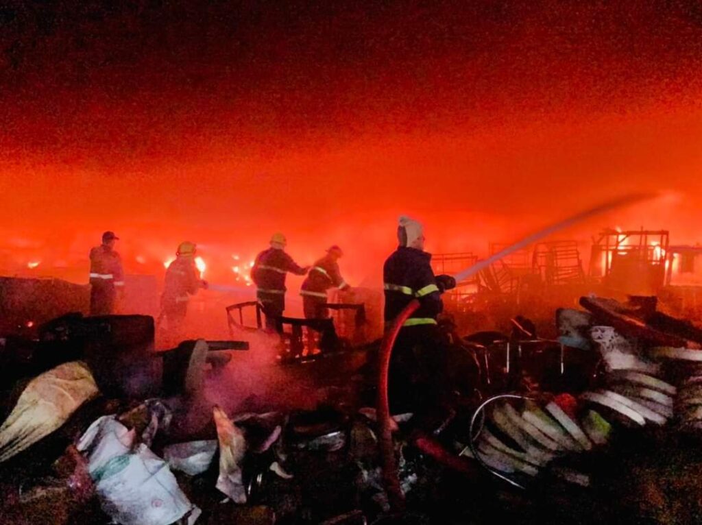 الدفاع المدني تعلن إخماد حريق سوق الجمعة وسط بغداد