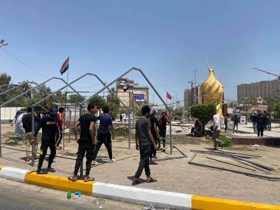 متظاهرو كربلاء يُعيدون نصب خيم الاعتصام في ساحة الرئيسة بالمحافظة.. صور