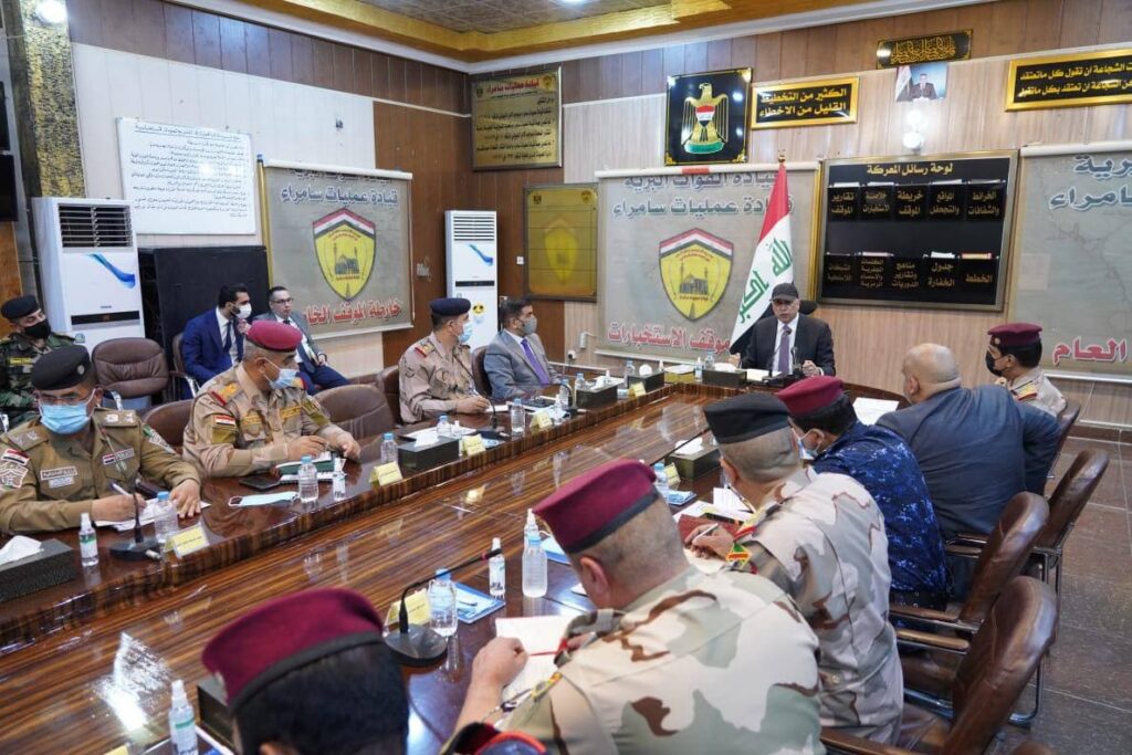 الكاظمي يلتقي بالقيادات العسكرية والامنية في مقر قيادة عمليات سامراء