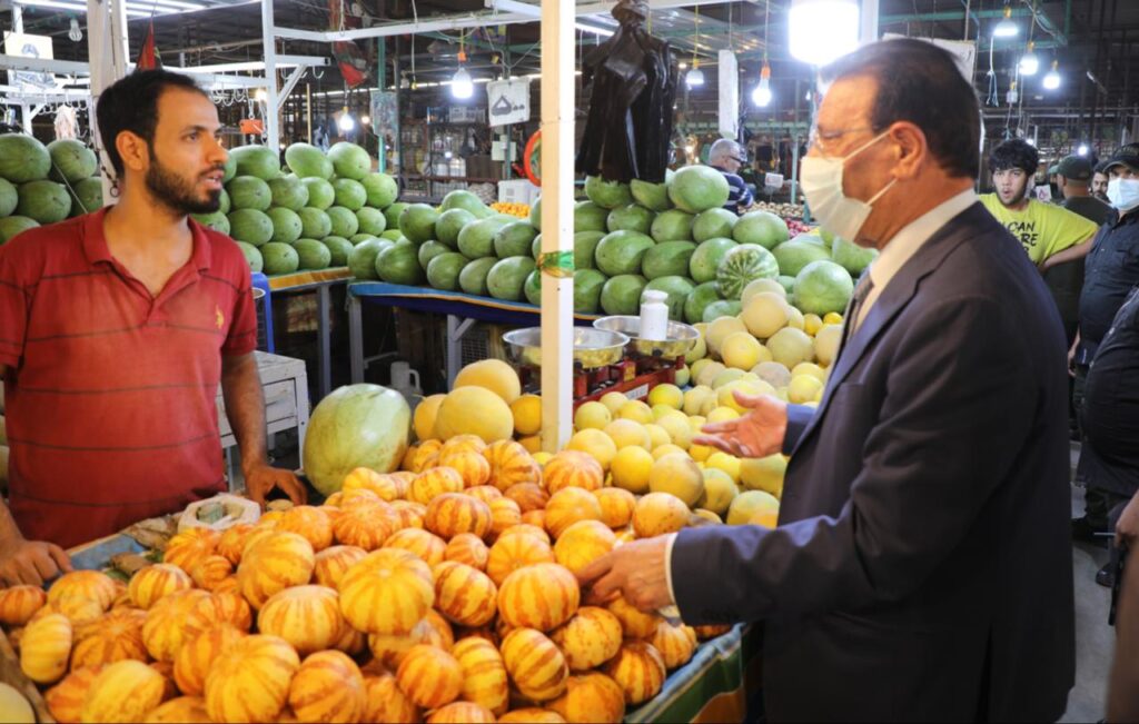 وزير الزراعة يقوم بجولة ميدانية في عدد من مناطق بغداد لاجل الوقوف على وفرة المنتجات الزراعية واعتدال اسعارها للمواطنين