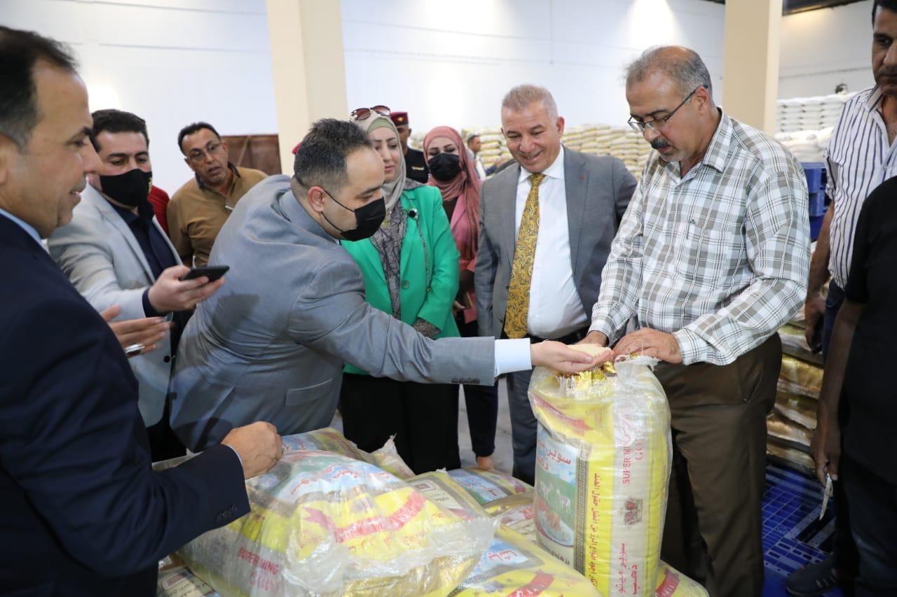 وزير التجارة يتفقد مخازن الكرخ في بغداد ويطلع ميدانيا على استعدادتها لتجهيز السلة الغذائية