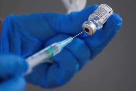 الصحة: تلقيح الملاكات الطبية وخطة لمضاعفة كميات ومنافذ التطعيم