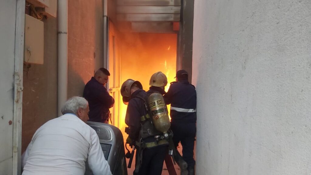 اخماد حريق داخل مخزن للأجهزة الكهربائية وسط بغداد