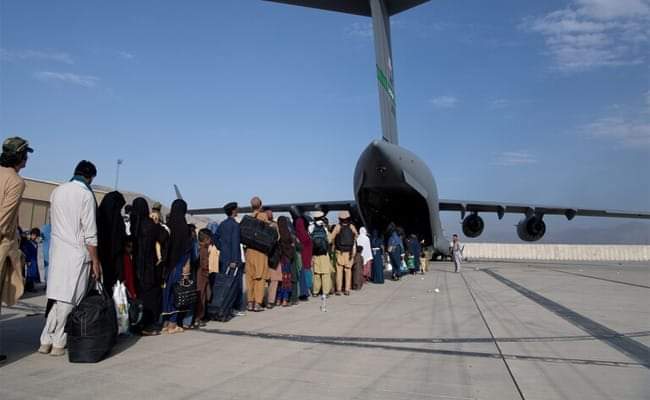 طائرة ايطالية تستهدف خلال إجلائها مواطنين أفغان من كابل