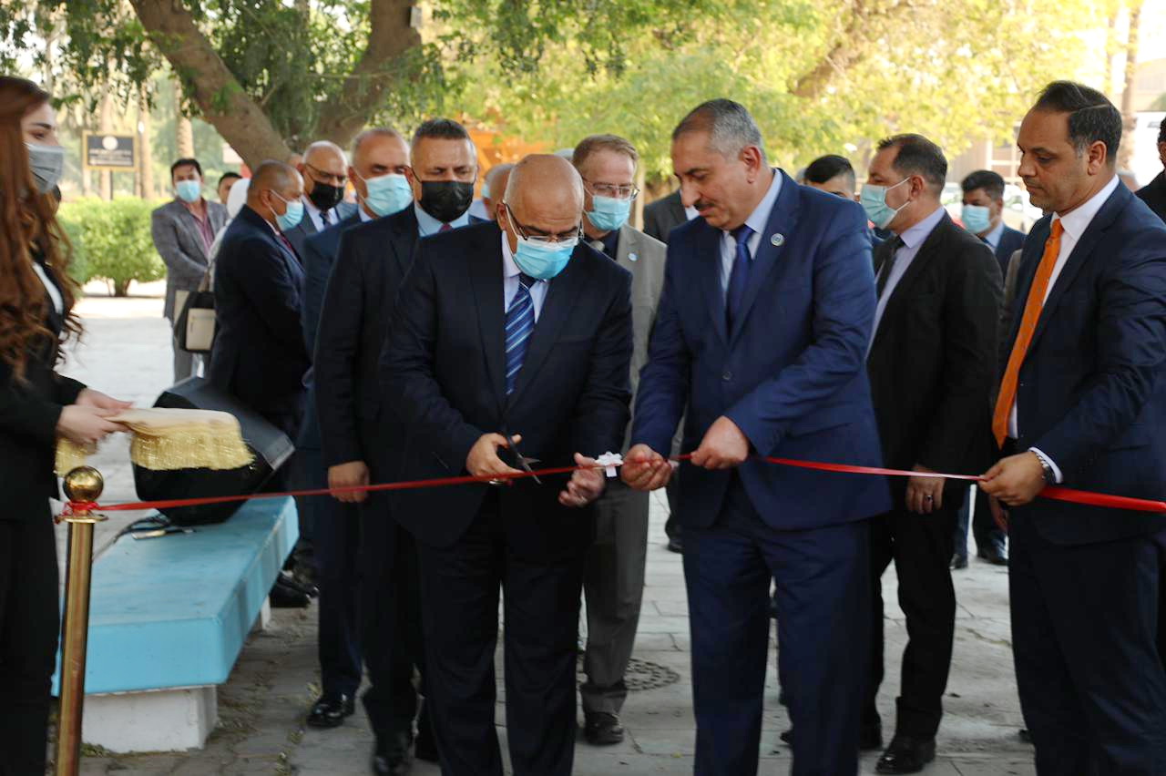 وزير التعليم يفتتح نصبا تذكاريا في جامعة بغداد لعالم الفيزياء العراقي عبد الجبار عبد الله
