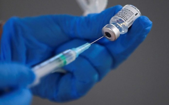 الصحة تعتزم تشكيل فرق جوالة لتطعيم المواطنين بلقاح كورونا