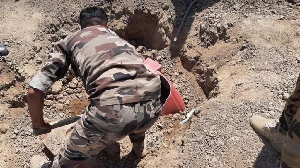 ضبط أسلحة وأعتدة من مخلفات “داعش” شرق سامراء