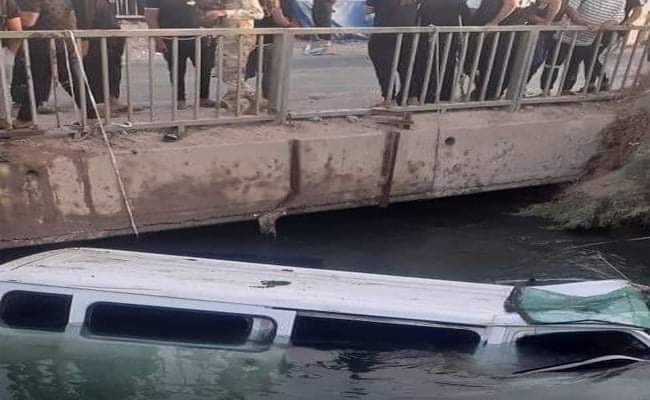 سيارة تحمل الزائرين تسقط في نهر بكربلاء وانقاذ 17 زائرا
