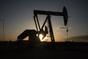 النفط يغلق مرتفعاً مع تراجع مخزونات النفط الأميركية
