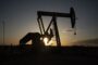 النفط يغلق مرتفعاً مع تراجع مخزونات النفط الأميركية