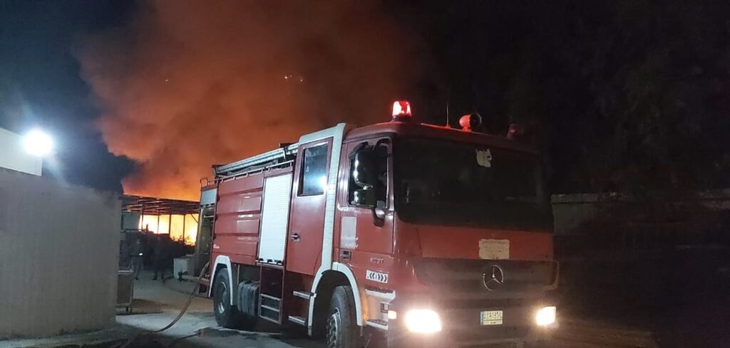 بمشاركة 6 فرق اطفاء إخماد حريق اندلع داخل جامعة بغداد