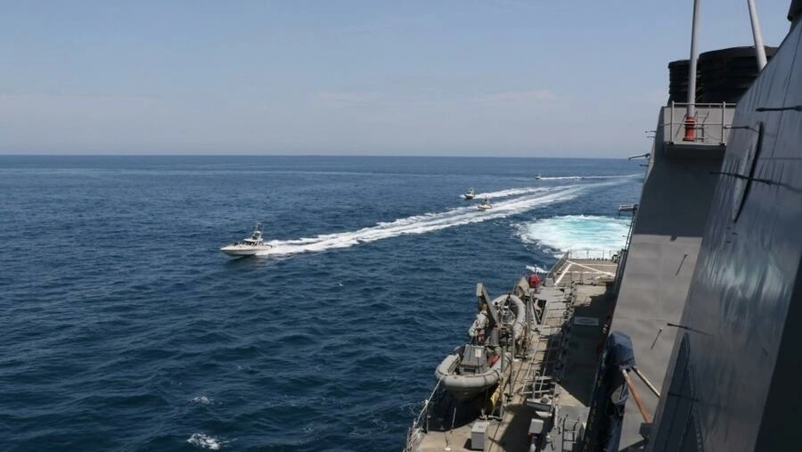 ايران تعترض سفينة حربية أمريكية في الخليج