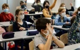 فرنسا تعيد العمل بإلزامية الكمامات في المدارس الابتدائية