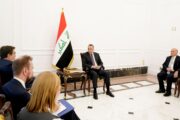 الكاظمي يؤكد عمل الحكومة على إعادة العراقيين العالقين بأوروبا طوعياً