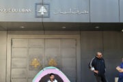 مصرف لبنان يحدد سعر صرف جديدا للسحب من الودائع الدولارية بالليرة