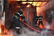 الدفاع المدني يعلن اخماد حريق الشورجة بمشاركة 5 فرق اطفاء