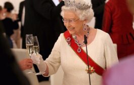 الملكة البريطانية تطلق شرابا ميلاديا خاصا بها