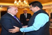 وزير الخارجية يوجه دعوة إلى مسؤول باكستاني لزيارة العراق 