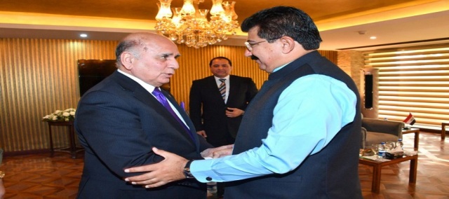 وزير الخارجية يوجه دعوة إلى مسؤول باكستاني لزيارة العراق 