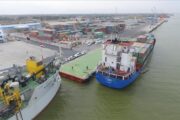 النقل تعلن عن استقبال 6 سفن تجارية في ميناء ام قصر الشمالي 