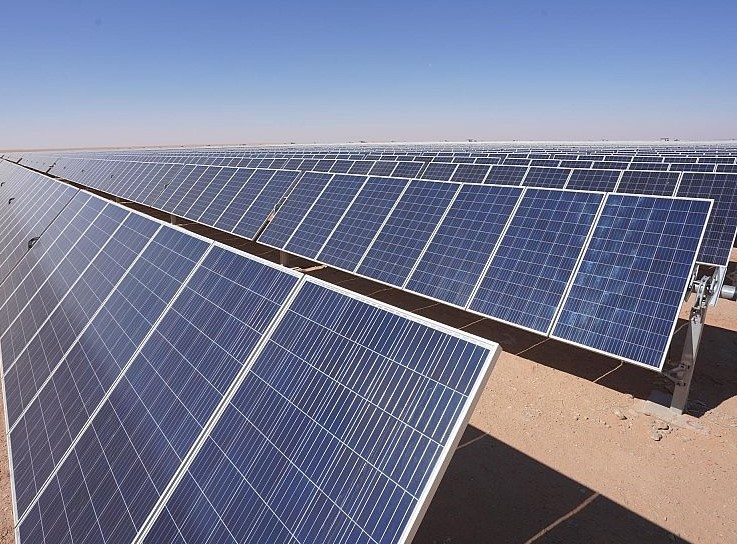 العراق يبرم عقوداً مع شركات أجنبية لإنتاج 2500 ميجا واط عبر الطاقة الشمسية 