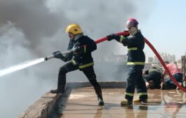 فرق الدفاع المدني تخمد حريقاً اندلع في محال تجارية ببغداد 