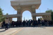 المتظاهرون الصدريون يدخلون مبنى القصر الحكومي 