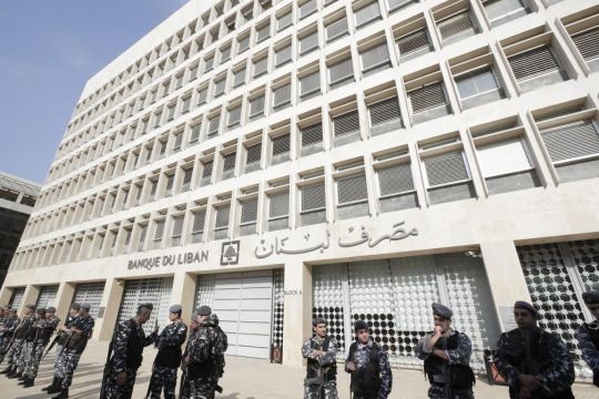 لبنان.. المودعون يطلقون صفارات التحذير ويعلنون الحرب على المصارف وقوات الجيش تحميهم 