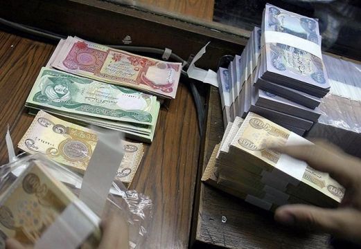 أموال العراق الفائضة حلاً يعوض غياب الموازنة.. البرلمان: رواتب الموظفين بأمان 