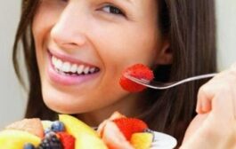 تناول الفاكهة والخضار وممارسة الرياضة قد يجعلك أكثر سعادة 