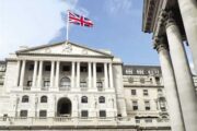 بنك إنجلترا يرفع أسعار الفائدة بأعلى وتيرة منذ 33 عاماً