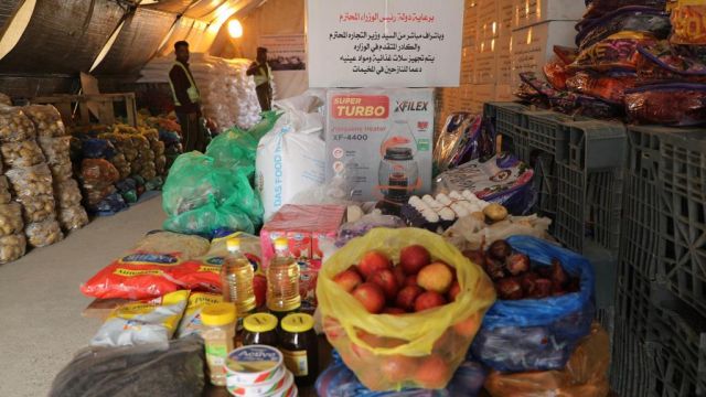 التجارة تباشر توزيع المساعدات الغذائية بمخيمات النازحين في الموصل