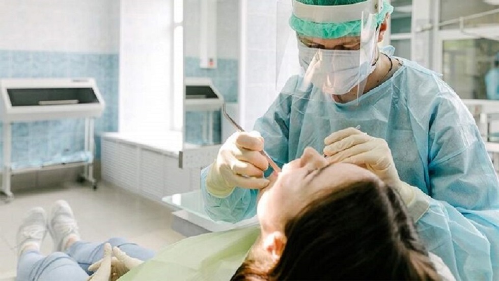 طبيبة تكشف ألم الأسنان الذي لا ينبغي تأجيل علاجه