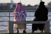 بعد رفعها لقضية خلع.. سعودي يفاجئ زوجته ويتزوج محاميتها