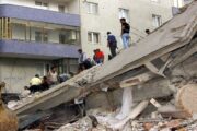 انهيار مبنى في إسطنبول وأنباء عن وجود عالقين تحت الأنقاض