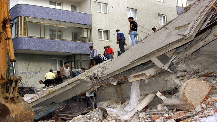 انهيار مبنى في إسطنبول وأنباء عن وجود عالقين تحت الأنقاض