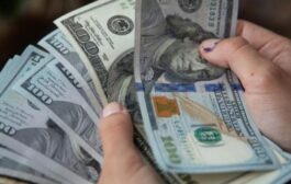 الدولار يواصل الارتفاع عن السعر الرسمي للدينار العراقي